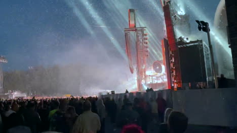 Toma-Lateral-Del-Escenario-De-Rammstein-Tocando-En-El-Escenario-Y-Luces-Muy-Brillantes-Parpadeando