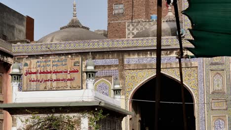 Außenansicht-Der-Masjid-Wazir-Khan-Und-Des-Torbogens
