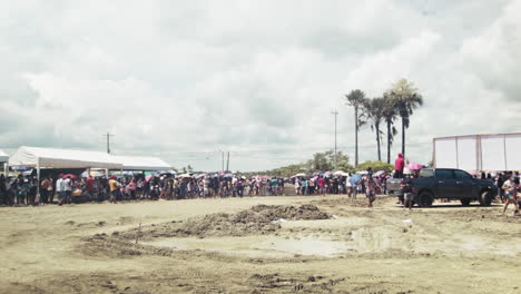 A-Pesar-Del-Calor-Insoportable,-Multitudes-De-Cientos-Vienen-A-La-Competencia-De-Motocross-Más-Esperada-Del-País