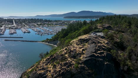 Aerial-perspective-of-the-tourist-viewpoint-in-Cap-Sante-Park-above-Anacortes,-Washington
