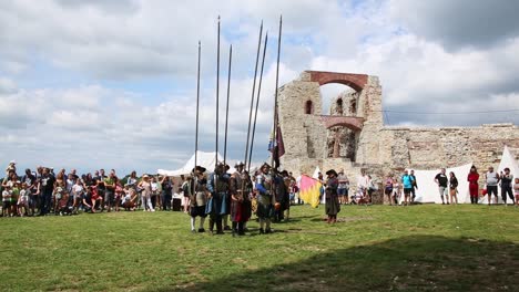 Nachstellung-Der-Pikeniere-Aus-Dem-17.-Jahrhundert-Während-Des-Living-History-Festivals-Im-Schloss-Tenczyn,-Polen