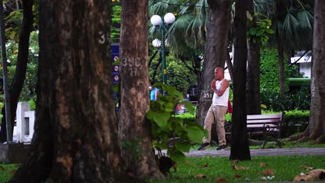 Rentner-älterer-Asiatischer-Mann,-Der-Morgens-In-Einem-öffentlichen-Park-In-Vietnam-Trainiert