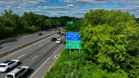 Schild-„Willkommen-In-Connecticut“-Entlang-Der-Autobahn