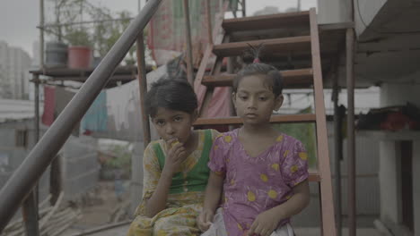 Arme-Kinder-Aus-Einem-Slam-In-Bangladesch-Versammeln-Sich-Auf-Einer-Treppe
