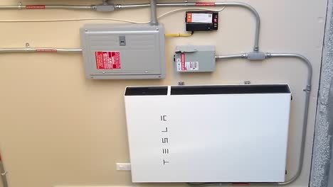 Sistema-De-Batería-Powerwall-Integrado-De-Tesla-Para-Hogares-Que-Utilizan-Energía-Solar:-Orientación-Vertical