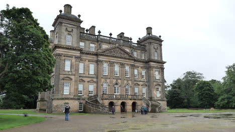 Duff-Hausbau-Mit-Gemäldesammlung-Und-Touristen-In-Banff,-Aberdeenshire,-Schottland