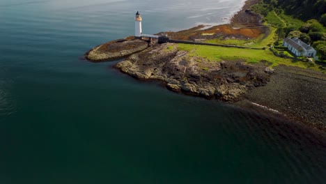 Toma-Aérea-De-Un-Dron-Del-Faro-De-Tobermory-Y-La-Hermosa-Costa-De-La-Isla-De-Mull