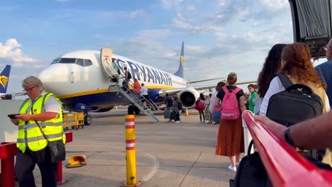 Personas-Que-Abordan-Un-Avión-De-Ryanair-En-Un-Aeropuerto-Internacional-En-Málaga,-España,-Personas-Que-Se-Van-De-Vacaciones,-Tomas-De-4k