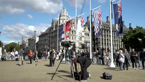 Equipo-De-Noticias-Estableciendo-Junto-A-Banderas-De-La-Nación-De-La-Commonwealth-En-El-Jardín-De-La-Plaza-Del-Parlamento-En-Londres-Por-La-Muerte-De-La-Reina-Isabel-II