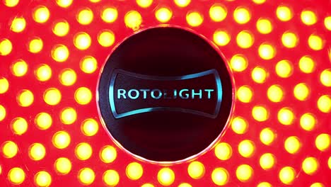 Logotipo-Del-Producto-Rotolight-Mecanizado-Con-Precisión-Que-Interactúa-Con-La-Luz,-Rotolight-Neo-2