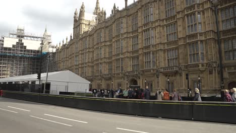 Cola-Lenta-Junto-Al-Patio-Del-Palacio-En-Westminster-Para-Ver-A-La-Reina-Isabel-II-Acostada-En-Estado