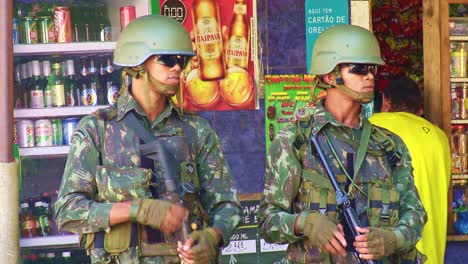 Bewaffnete-Militärpolizisten-Bekämpfen-Organisierte-Kriminelle-Drogenbanden-In-Der-Favela
