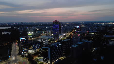 Vista-Aérea-Del-Distrito-De-Edificios-De-Oficinas-Del-Horizonte-De-La-Ciudad,-Bucarest,-Rumania