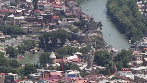 Ein-Blick-Auf-Die-Stadt-Tiflis-Am-Ufer-Des-Flusses-Mtkwari