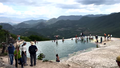 Hierve-El-Agua,-San-Lorenzo-Albarradas,-Oaxaca-México,-Turistas-Que-Visitan-Un-Lugar-Termal-Natural-Refrescante,-Piscina-De-Aguas-Y-Plataforma-Rocosa-En-El-Borde-De-La-Montaña,-Manantiales-De-Agua-Mineral