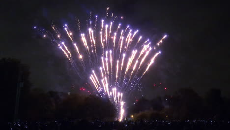 Wunderschönes-Feuerwerk-Im-Battersea-Park-Zur-Feier-Der-Guy-Fawkes-Bonfire-Night