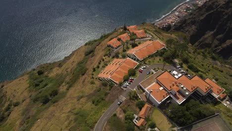 Luftaufnahme-Des-Hotels-Atlantic-Gardens-In-Pleasures-Calheta-Auf-Der-Insel-Madeira