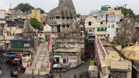 Vista-Del-Templo-Jagdish-En-Un-Día-Lluvioso-Y-Nublado-En-Udaipur