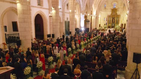 Vista-Aérea-De-Los-Invitados-A-La-Boda-Celebrando-La-Boda-En-La-Iglesia-Primate-Catedral-De-América,-Santo-Domingo