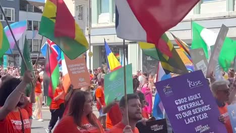 Personas-Lgbtq-Caminando-Por-Las-Calles-De-Brighton-Durante-El-Desfile-Del-30º-Aniversario,-Reino-Unido