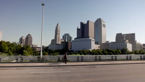 Horizonte-De-Columbus,-Ohio-Con-Gente-Caminando-Sobre-El-Puente