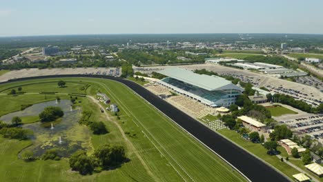 Vista-Icónica-Del-Hipódromo-Internacional-De-Arlington-Desde-La-Perspectiva-De-Un-Dron