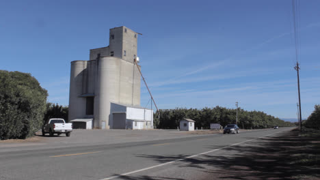 Autos-Fahren-An-Einem-Großen-Getreidesilo-In-Butte-County,-Kalifornien,-Vorbei.-Mandeln,-Maisproduktion-In-4K