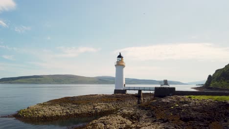 Aufsteigende-Drohnenaufnahme-Des-Tobermory-Leuchtturms-Und-Der-Küste-Der-Isle-Of-Mull