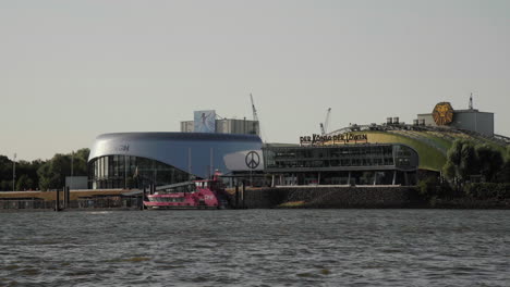 Blick-Auf-Musicaltheater-In-Hamburg,-Deutschland,-An-Der-Elbe-Im-Hamburger-Hafen