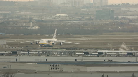 Riesige-Frachtfluggesellschaft,-Die-über-Den-Flughafen-Gleitet