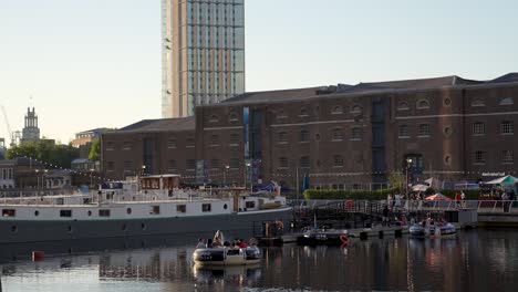 Londres-Inglaterra-Canary-Wharf-Agosto-De-2022-Vista-Del-Muelle-De-La-India-Occidental-Durante-Una-Cálida-Tarde-De-Verano