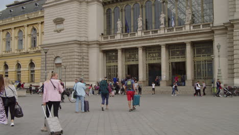 Gente-Ocupada-Que-Viene-De-Viajar-Frente-A-La-Estación-De-Tren-Del-Este