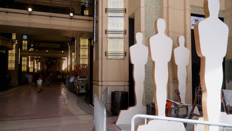 Grandes-Recortes-De-Oscar-Que-Decoran-El-Exterior-Del-Teatro-Dolby