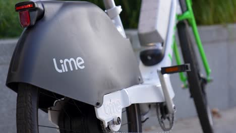 London-Canary-Wharf-Aug-2022-close-up-of-electric-bike-with-Lime-logo