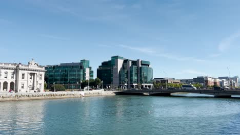 Blick-über-Den-Fluss-Liffey-Auf-Die-Talbot-Memorial-Bridge-In-Dublin-City-An-Einem-Sonnigen-Tag-Mit-Blauem-Himmel