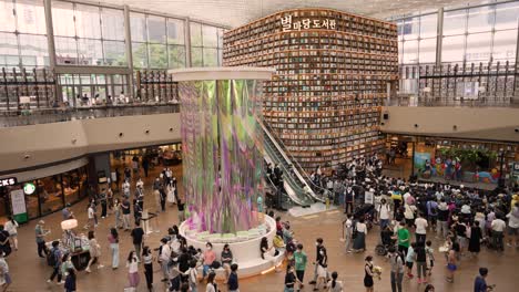 Gente-Viendo-Actuaciones-Para-Niños-Y-Eligiendo-Libros-En-La-Biblioteca-Starfield-En-El-Centro-Comercial-Coex