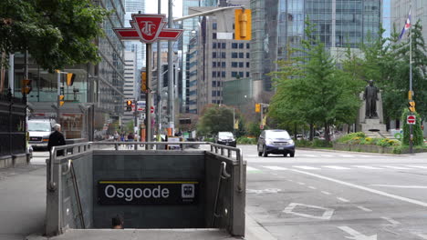 La-Gente-Va-A-La-Estación-De-Metro-Osgoode-TTC---El-Tráfico-Del-Centro-De-Toronto,-Canadá,-En-Segundo-Plano.