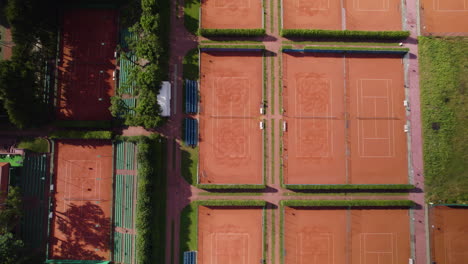 Orangefarbene-Tennisplätze-Von-Oben-Gesehen-Im-Arka-Tennisclub-In-Gdynia