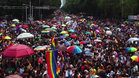 Primer-Plano-De-Un-Dron-Sobre-Miles-De-Personas-En-El-Desfile-Del-Orgullo-Gay---Vista-Aérea