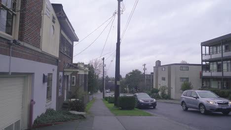 Plano-General-Estático-De-Un-Automóvil-Conduciendo-Por-Una-Calle-Residencial-En-Un-Día-Frío-Y-Nublado-En-Seattle,-Washington