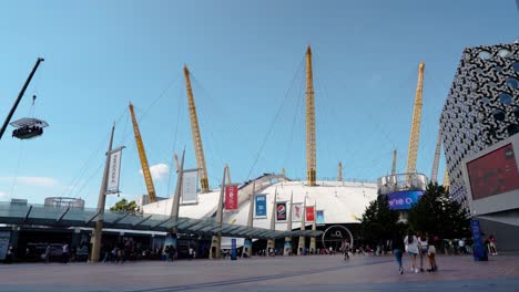 Lapso-De-Tiempo-Del-O2-Arena-De-Londres,-Los-Turistas-Visitan-El-Famoso-Monumento-En-Un-Día-Soleado