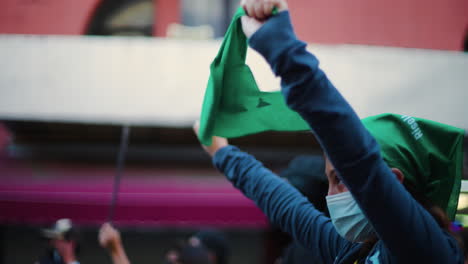 Un-Manifestante-Pro-Elección-Sostiene-Un-Cartel-Mientras-Marchaba-En-Un-Mitin-En-El-Centro-De-La-Ciudad.