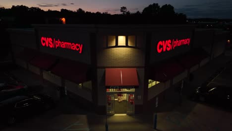 Una-Clienta-Ingresa-A-La-Farmacia-Cvs-Por-La-Noche