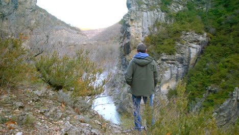 Mann-Raucht-Eine-Zigarette-Und-Blickt-Auf-Den-Fluss-Méouge,-Der-Durch-Die-Felsen-Fließt