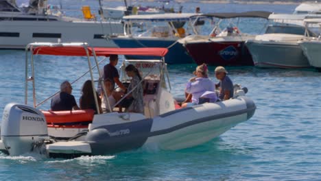 Turista-En-Un-Barco-Que-Sale-Del-Puerto-De-Hvar,-Croacia,-Ralentizó-A-La-Mitad-De-Velocidad