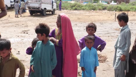Fila-De-Niños-Haciendo-Cola-Para-Conseguir-Comida-Durante-Las-Inundaciones-En-Baluchistán