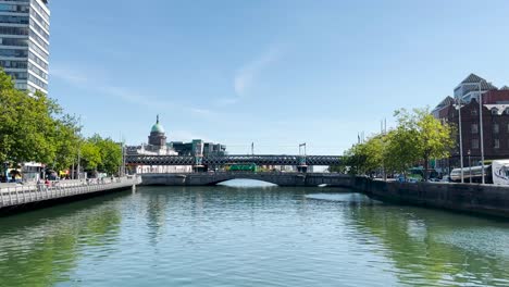 Centro-De-La-Ciudad-De-Dublín-En-Un-Día-Soleado-Con-Calles-Concurridas-Y-El-Río-Liffey-A-La-Vista