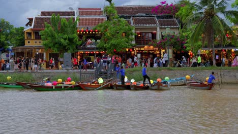 Los-Operadores-Turísticos-En-Barco-Están-Listos-Para-Los-Recorridos-Nocturnos-En-Hoi-An,-Ciudad-Antigua,-Vietnam