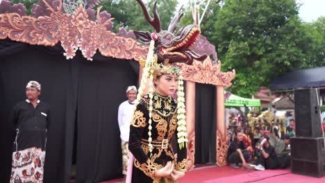 Traditional-Indonesia-Dance-at-the-West-Java-in-the-city-centre-of-Cirebon-at-the-Rampak-Topeng-Festival-in-the-city-of-Cirebon-in-Indonesia