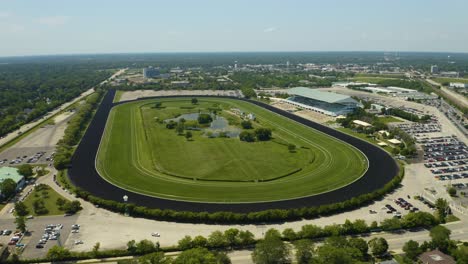 Retroceso-Rápido-Lejos-Del-Hipódromo-De-Arlington.-Disparo-De-Dron